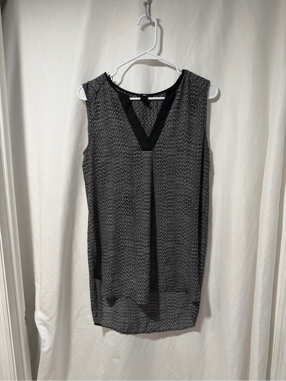 H&M Black & White V-Neck Sleeveless Shift Top